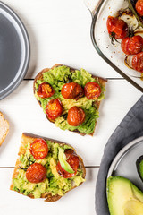 Avocado and roasted tomatoes toasts
