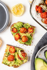 Avocado and roasted tomatoes toasts