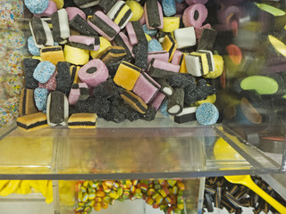 Bunte Süßigkeiten zum Verkauf, ungesund aber lecker