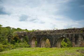 Fototapeta na wymiar Old and abandoned aqueduct in San jeronimo, Salama, baja verapaz, Guatemala