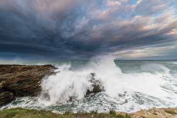 Obraz premium Spectacular swell in the Galician coast of Rinlo!
