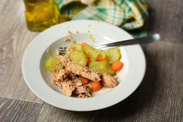 fillets of mackerel in oil with vegetable garnish