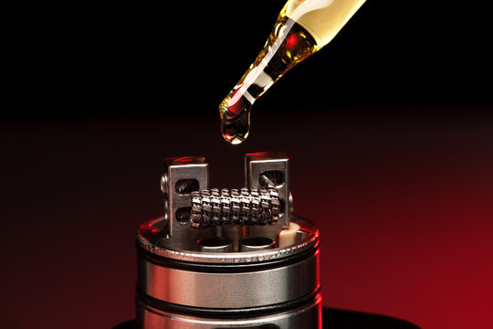 Applying liquid with nicotine in the coils on the RDA