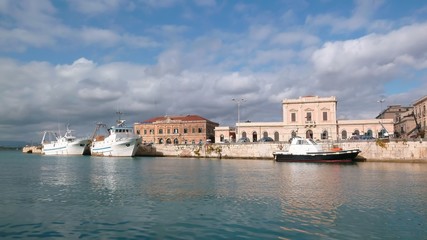 Vue sur Syracuse, au bord de la mer, en Sicile (Italie)