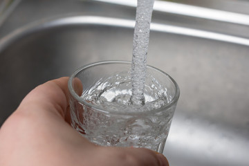 Leitungswasser in ein Glas