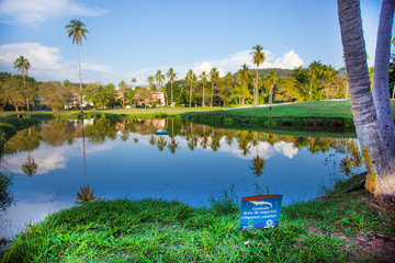 Tropischer Golfplatz, See, Lagune, Insel