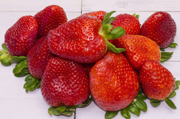 Fresas maduras sobre una mesa de madera