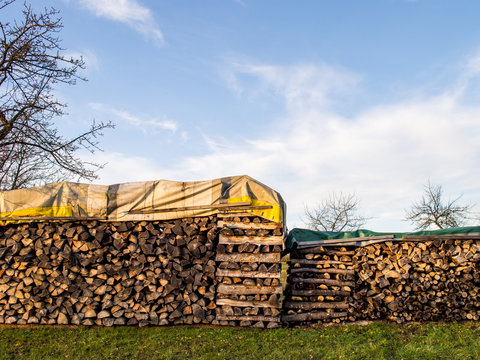 Brennholzlager auf Wiese
