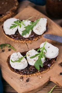 Bruschetta with fig jam, goat cheese and rucola
