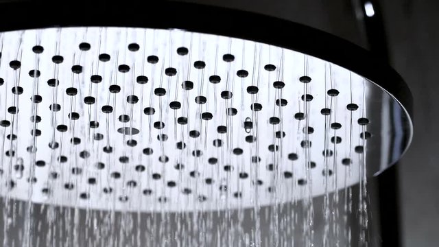 douche coule en gros plan et slow motion 