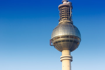 Berlin Fernsehturm blauer Himmel Textfreiraum Deutschland © Markus Mainka
