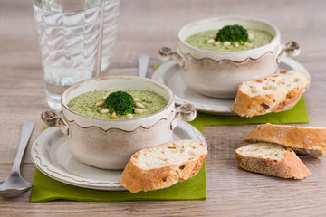 Brokkolisuppe mit Baguette