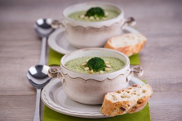 Brokkolisuppe mit Baguette