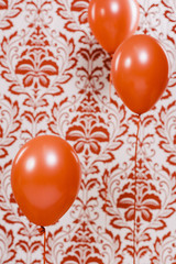 rote Luftballons vor roter Tapete