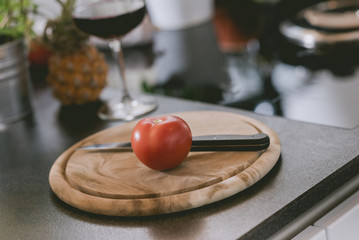Tomate am Schneidbrett