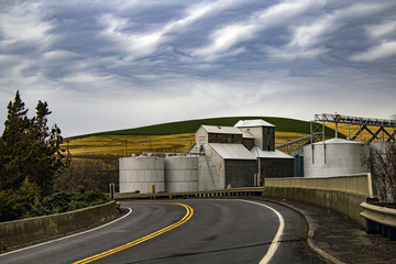 Obraz premium Grain Elevators on a Country Road