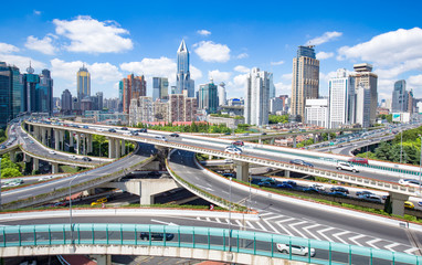 Obraz premium road junction in midtown of modern city