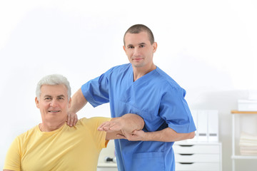 Obraz premium Physiotherapist working with patient in rehabilitation centre