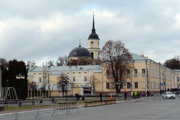 Fototapeta na wymiar View of the square Old bargaining and the Cathedral of the Trinity of the Life-Giving in Kaluga.