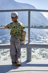 Naklejka premium Boy stands on the edge