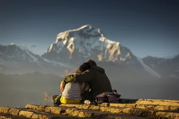 Photo sur Plexiglas Dhaulagiri Couple in love enjoying view of Dhaulagiri from Poon Hill. Himalaya Mountains, Nepal.