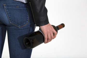 Weinflasche in den H&auml;nden einer Jugendlichen