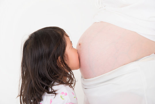 妊婦のお腹にキスをする女の子 Stock Photo Adobe Stock 妊婦のお腹にキスをする女の子 Stock Photo Adobe Stock