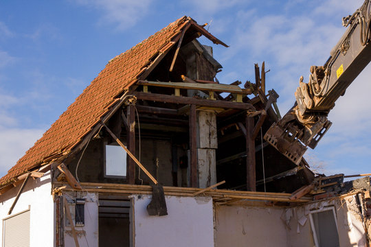 Hausabbruch mit Baggerzange