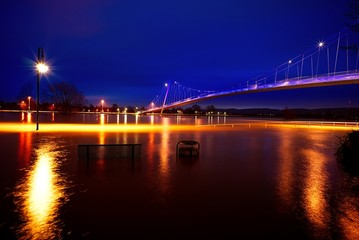 Fototapeta na wymiar Nachtaufnahme der Glacisbrücke Minden bei Hochwasser