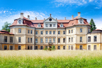 Fototapeta na wymiar baroque castle Horin from 1699 in Melnik, Czech republic