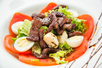 Delicious, generous and fresh salad with spinach, bacon, champignon mushrooms