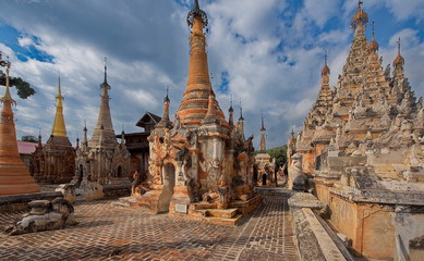 Fototapeta na wymiar Shan. Myanmar. 11/29/2016. A favorite place for tourist excursions - Takhaung Mwetaw pagoda, where more than 200 stupas, with a unique bas-reliefs. Ragada located on the shores of Inle lake.