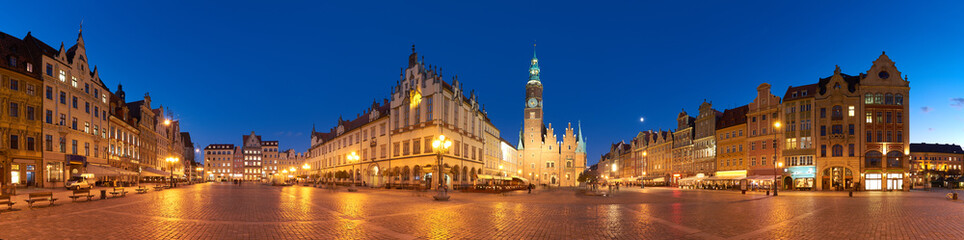 Fototapeta na wymiar Market square and Town Hall at night in Wroclaw, Poland