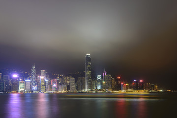 Obraz premium HONG KONG - NOVEMBER 19, 2017: Night scene of Hong Kong skyline at Victoria harbor.