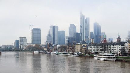 Fototapeta na wymiar nebel in frankfurt