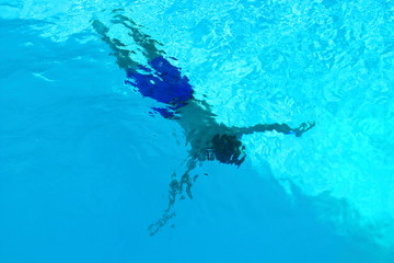 Junge im Pool © chrischris