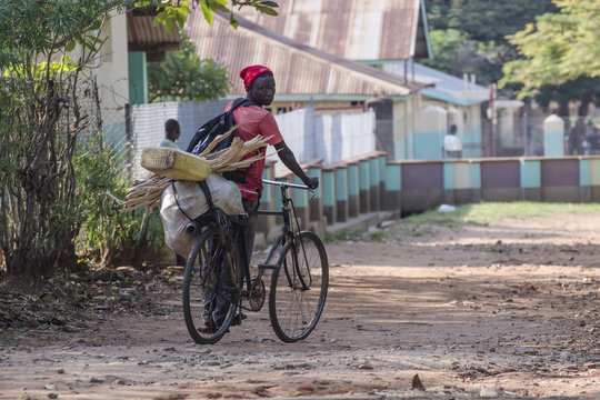 In bicicletta in un villaggio rurale africano