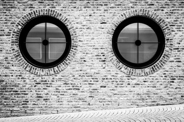 Stadtansichten - Augen - Augenblick - Mauerwerk mit runden Fenstern