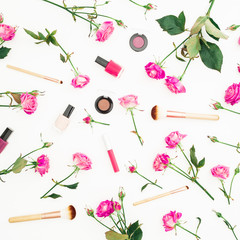 Obraz premium Beauty composition with pink roses and cosmetics on white background. Flat lay, Top view.