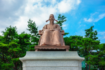 Obraz premium Jeong Do-jeon statue in Dodamsambong park