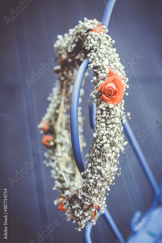 Couronne De Fleurs Blanches Et Rose Orange Stock Photo And