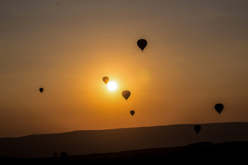 Die berühmte Touristenattraktion von Kappadokien ist ein Flug. Kappadokien ist auf der ganzen Welt als einer der besten Orte für Flüge mit Ballons bekannt. Kappadokien, Türkei.