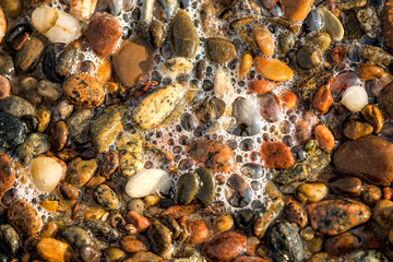 Kieselsteine im seichten Wasser der Ostsee