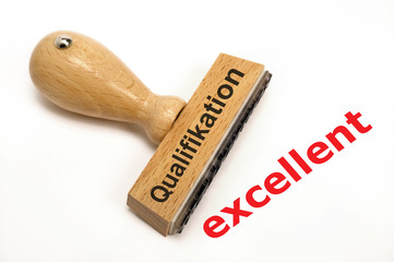 excellente Qualifikation und Beurteilung markiert auf Holzstempel