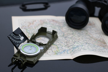 Survival mit Karte, Kompass und Fernglas