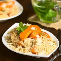 Couscous Dessert mit Aprikosen, Sultaninen, Kokosflocken und Zimt, fotografiert mit natürlichem Licht (Selektiver Fokus, Fokus in die Mitte des Bildes)