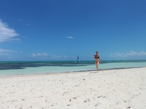 Frau am Strand in Santa Lucia, Bikini, Kuba | Karibik