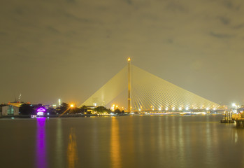 Fototapeta na wymiar Bridge over Chao Phraya Light reflecting the beautiful water