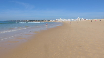 Teil des breiten, langen und feinsandigen Strandes am Atlantik bei Ebbe, Armacao de Pera, Silves, Algarve, Portugal