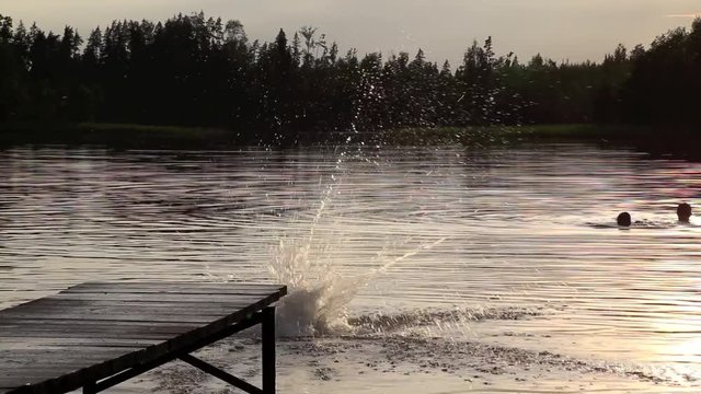 Schwimmer springt vom Steg in den See und schwimmt Schmetterling, Full HD Video 1080, 25 fps